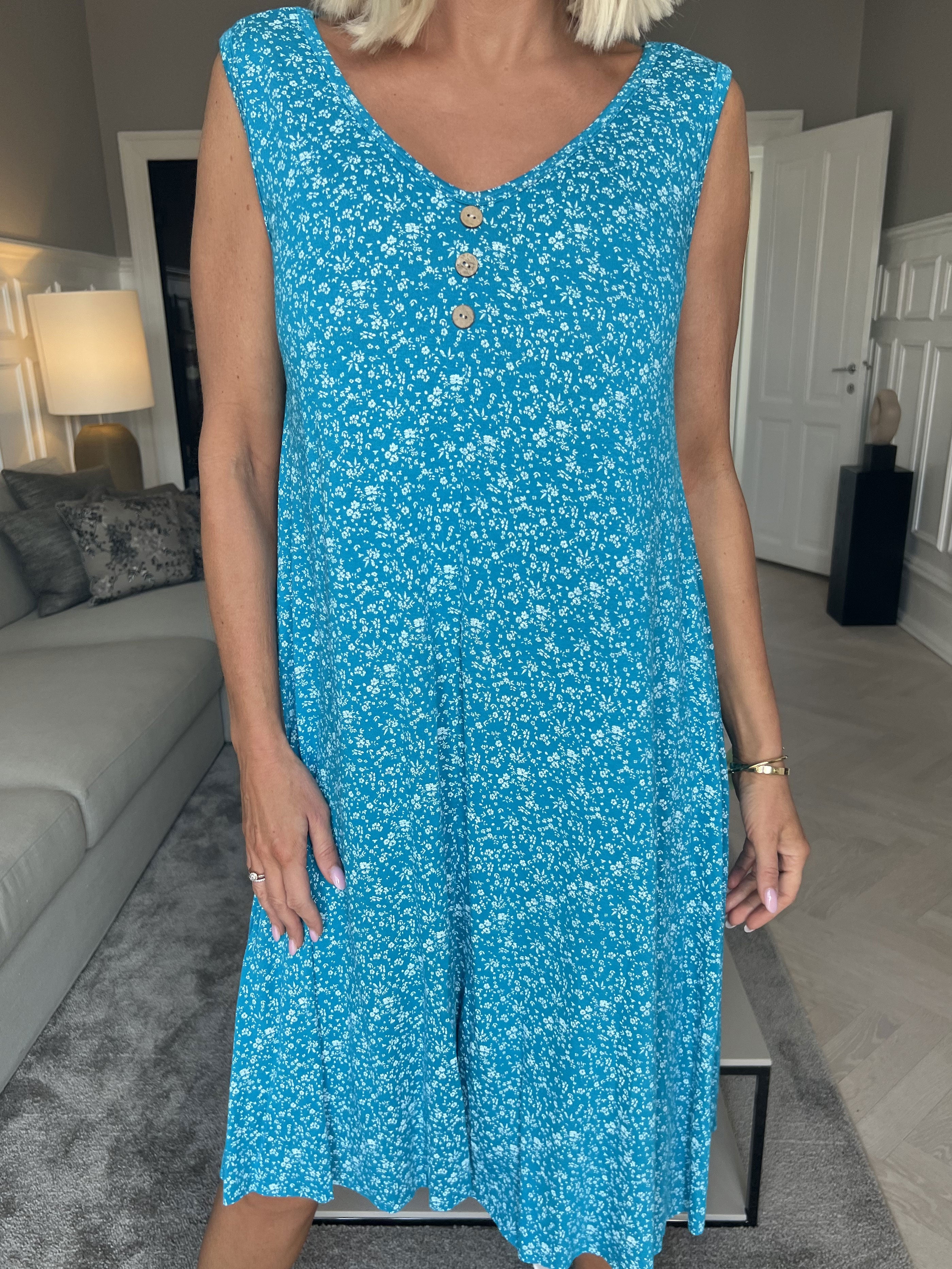 Astrid - Söt sommarklänning i viskos med ett litet blommigt mönster